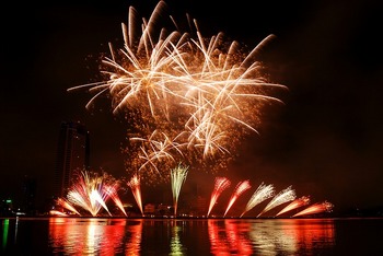 fireworks-1496130_640.jpg